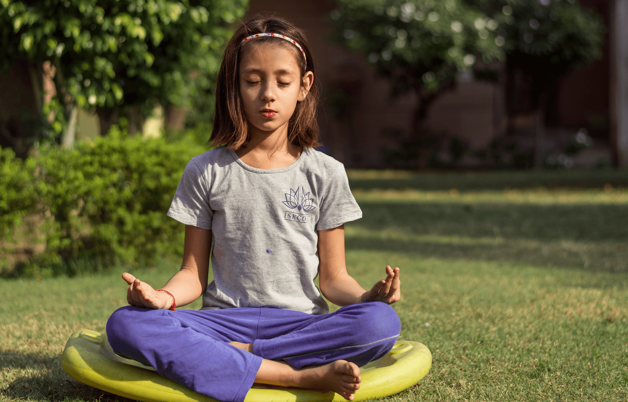 Você sabia que a prática da yoga na escola é bastante positiva para o processo de ensino-aprendizagem? Saiba mais sobre o assunto!